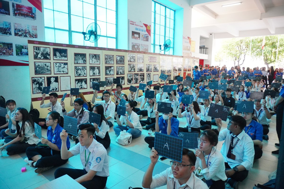 Khai mạc triển lãm chuyên đề “Hồ Chí Minh đẹp nhất tên Người” ảnh 2