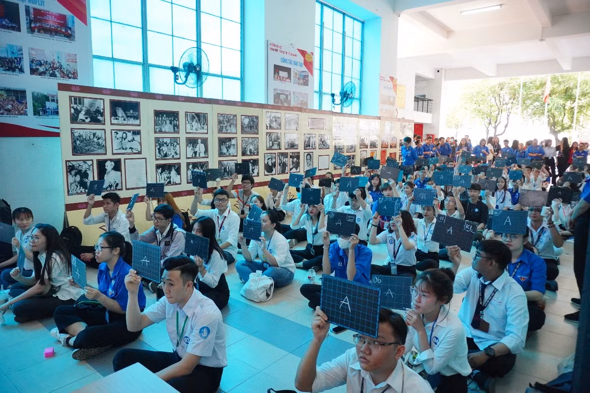 Khai mạc triển lãm chuyên đề “Hồ Chí Minh đẹp nhất tên Người” ảnh 2