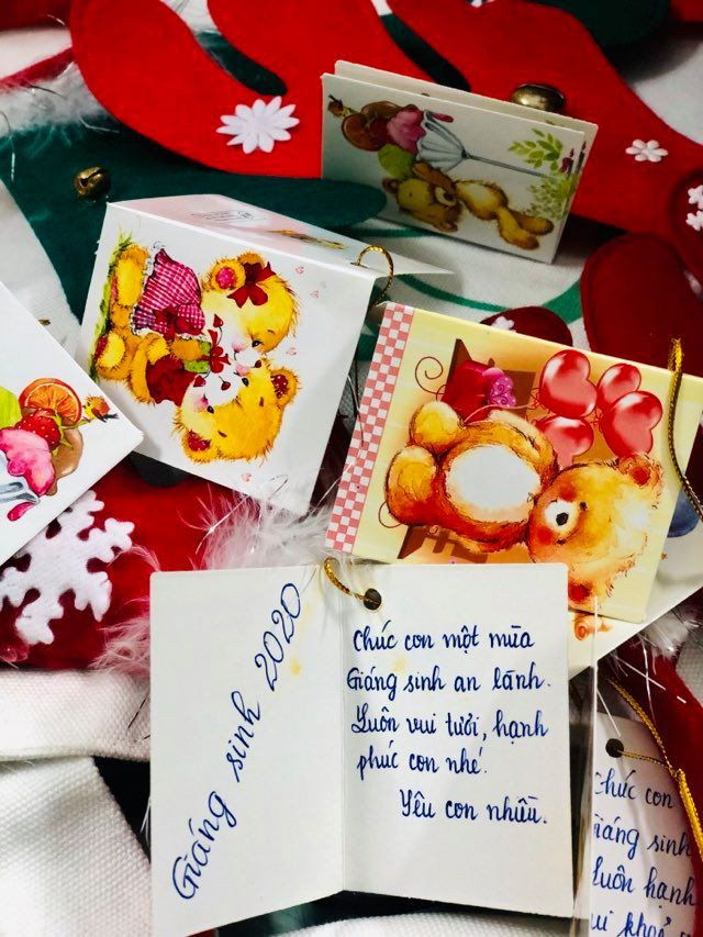 Theo chân ông già Noel mang niềm vui đến các em bệnh nhi ảnh 7