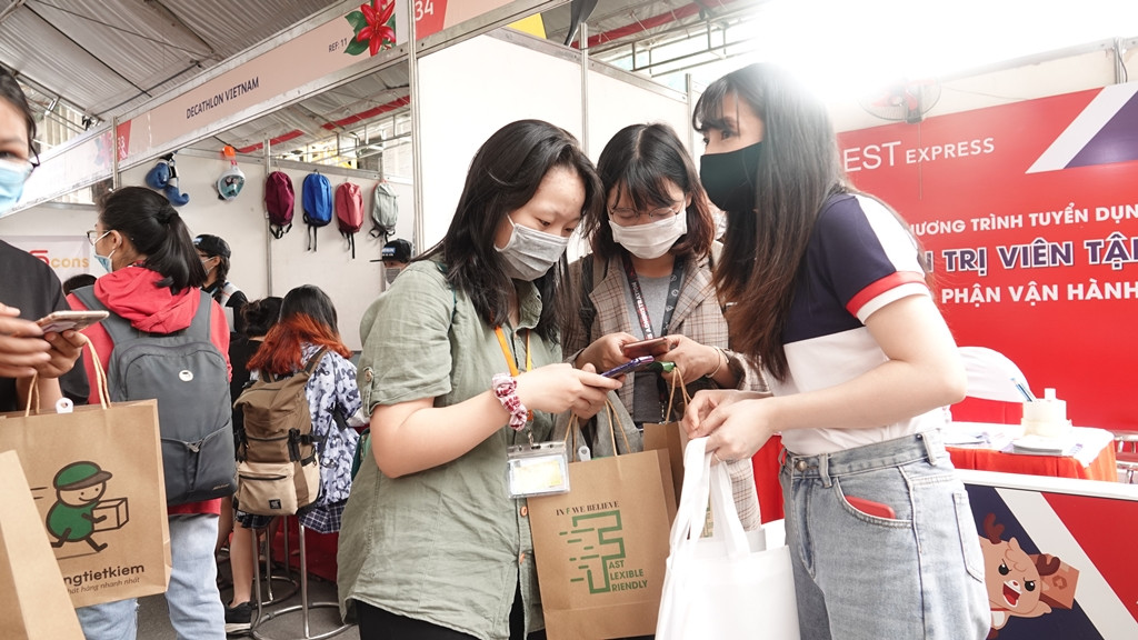 Sôi động “Ngày hội việc làm – Job Fair 2020“ ảnh 10