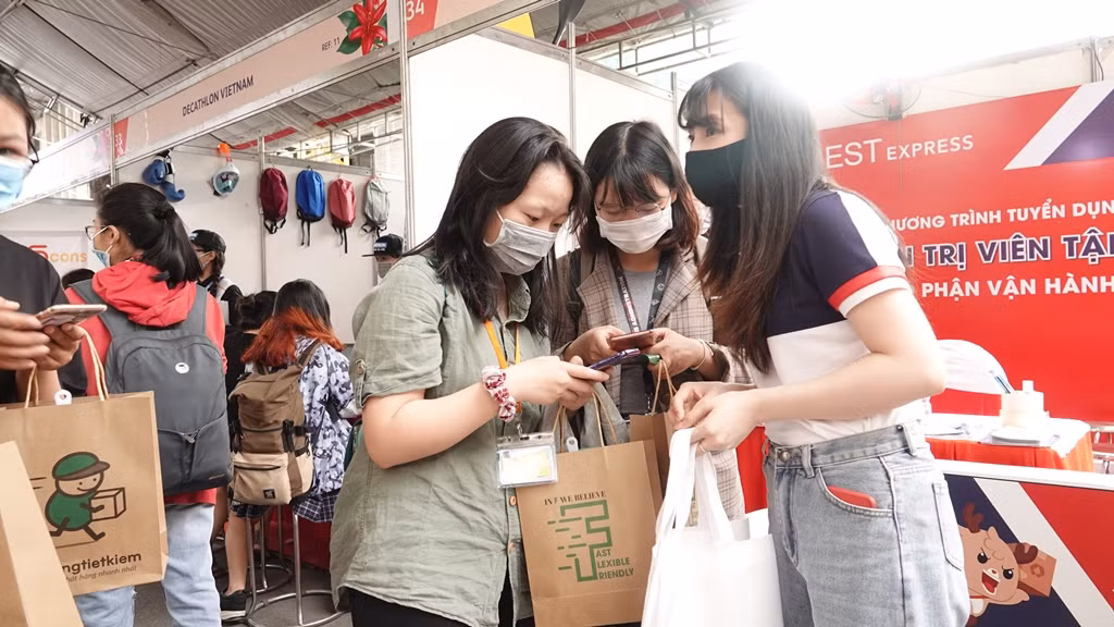 Sôi động “Ngày hội việc làm – Job Fair 2020“ ảnh 10
