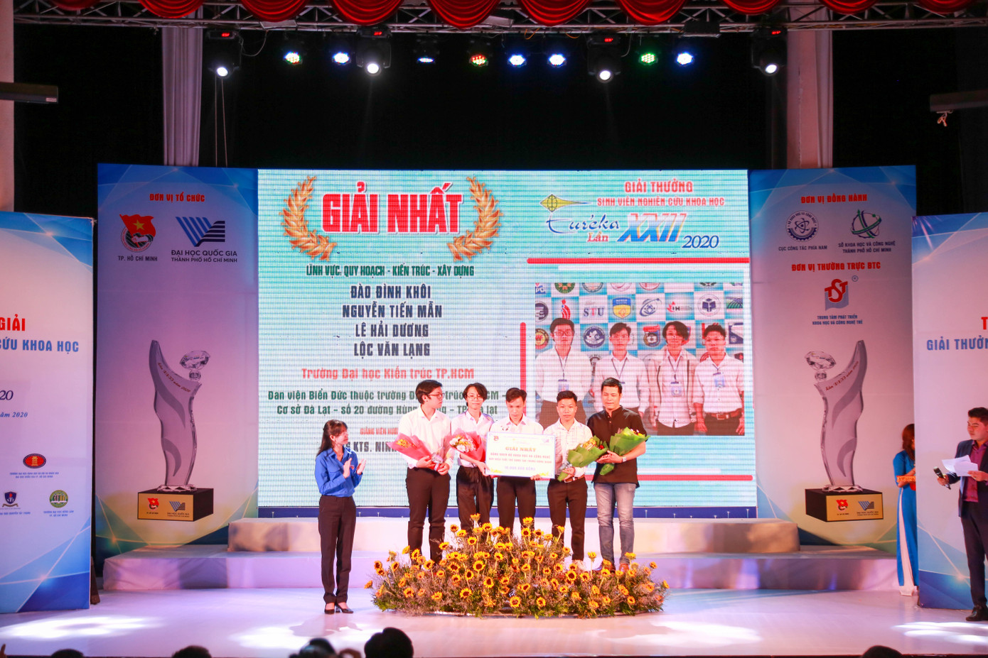 Thành Đoàn TP. HCM trao 377 triệu đồng cho sinh viên đoạt giải Euréka ảnh 2