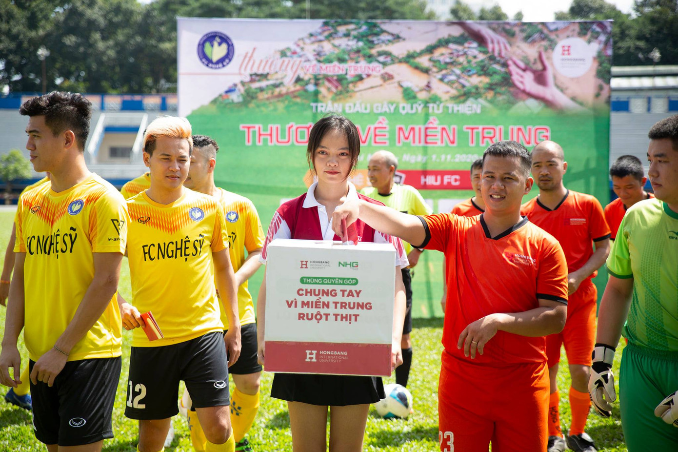 Tổ chức trận bóng nhằm gây quỹ ủng hộ đồng bào miền Trung ảnh 7