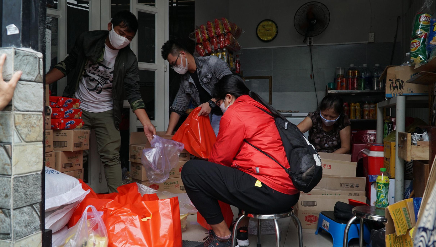 Nhóm bạn trẻ giúp người bán vé số vượt qua dịch COVID-19 ảnh 1