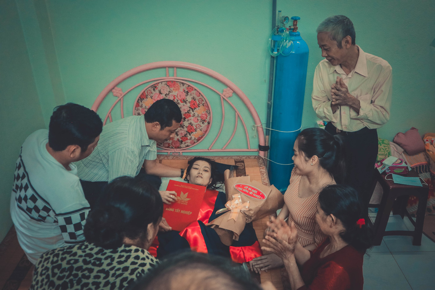 Trường ĐH Công nghệ Miền Đông đặc cách trao bằng tốt nghiệp cho nữ sinh viên ảnh 1