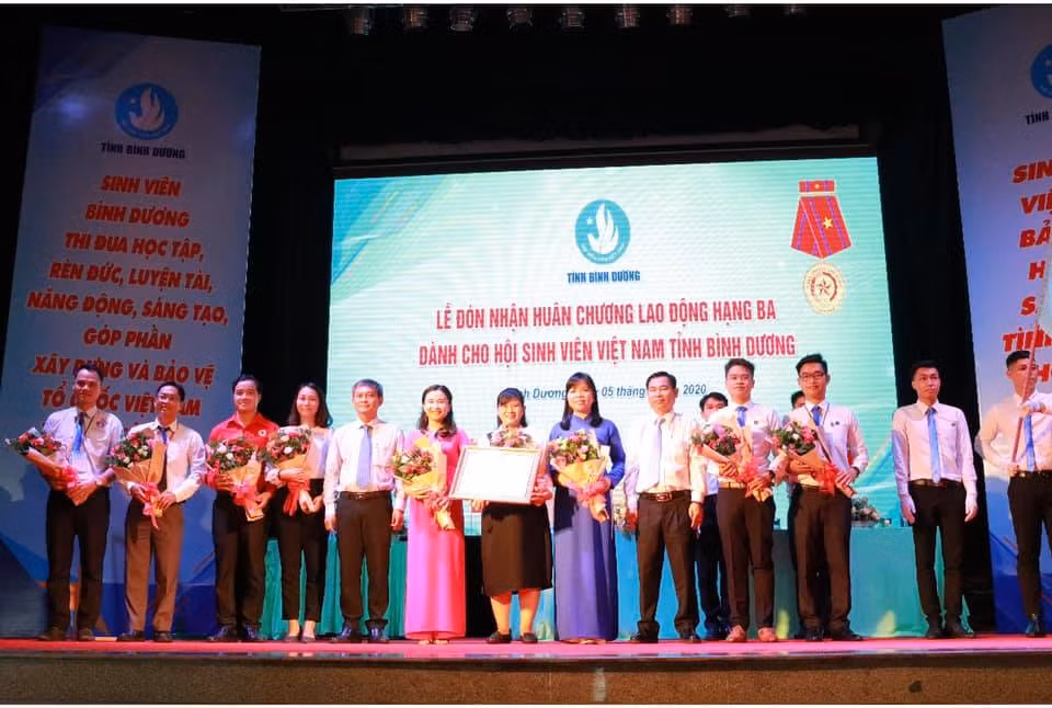 Hội Sinh viên Việt Nam tỉnh Bình Dương nhận Huân chương Lao động hạng Ba ảnh 2