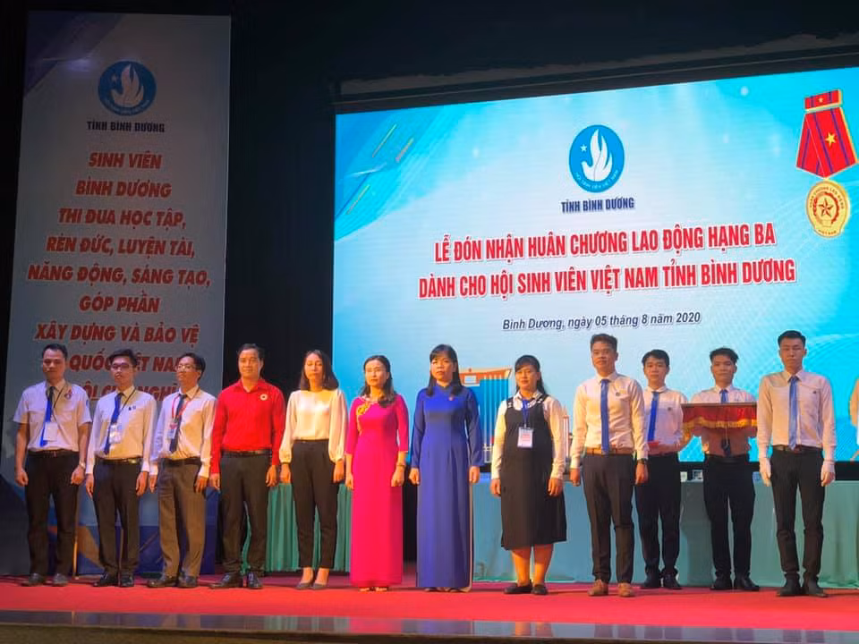 Hội Sinh viên Việt Nam tỉnh Bình Dương nhận Huân chương Lao động hạng Ba ảnh 1