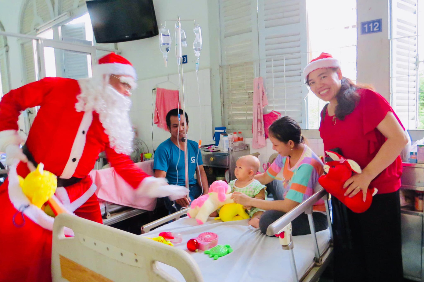 Theo chân ông già Noel mang niềm vui đến các em bệnh nhi ảnh 4