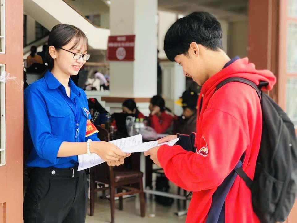 300 sinh viên trường ĐH Đà Lạt tham gia “Ngày hội hiến máu” ảnh 2