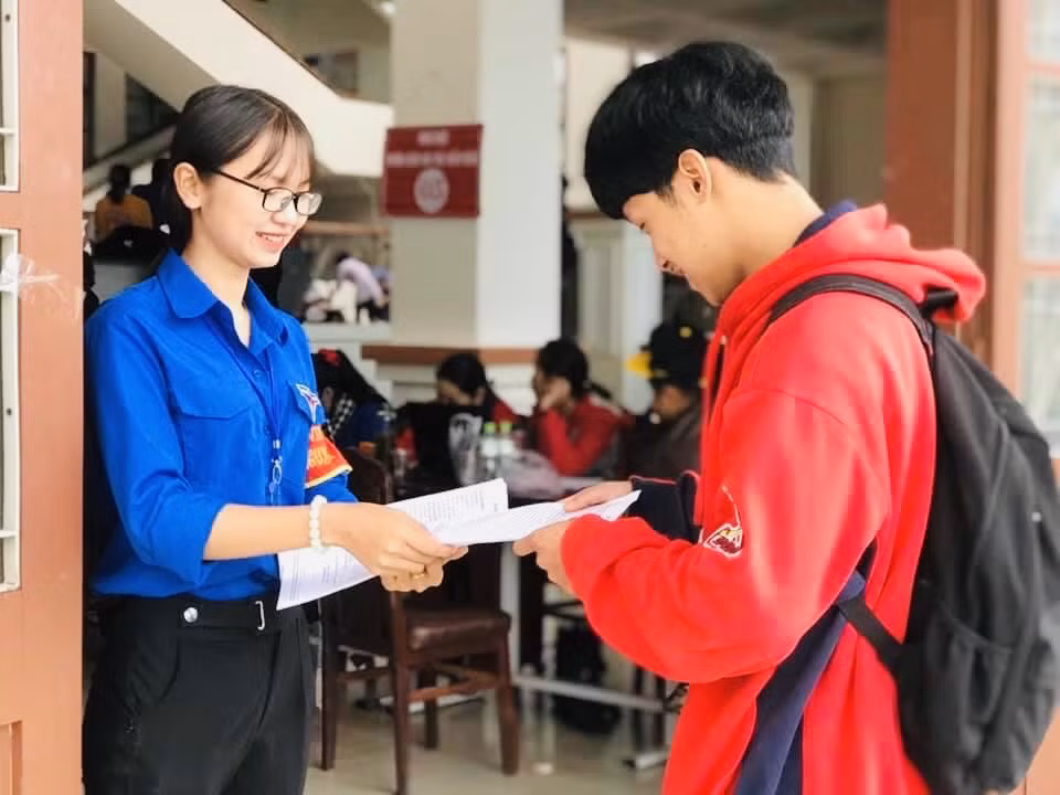 300 sinh viên trường ĐH Đà Lạt tham gia “Ngày hội hiến máu” ảnh 2