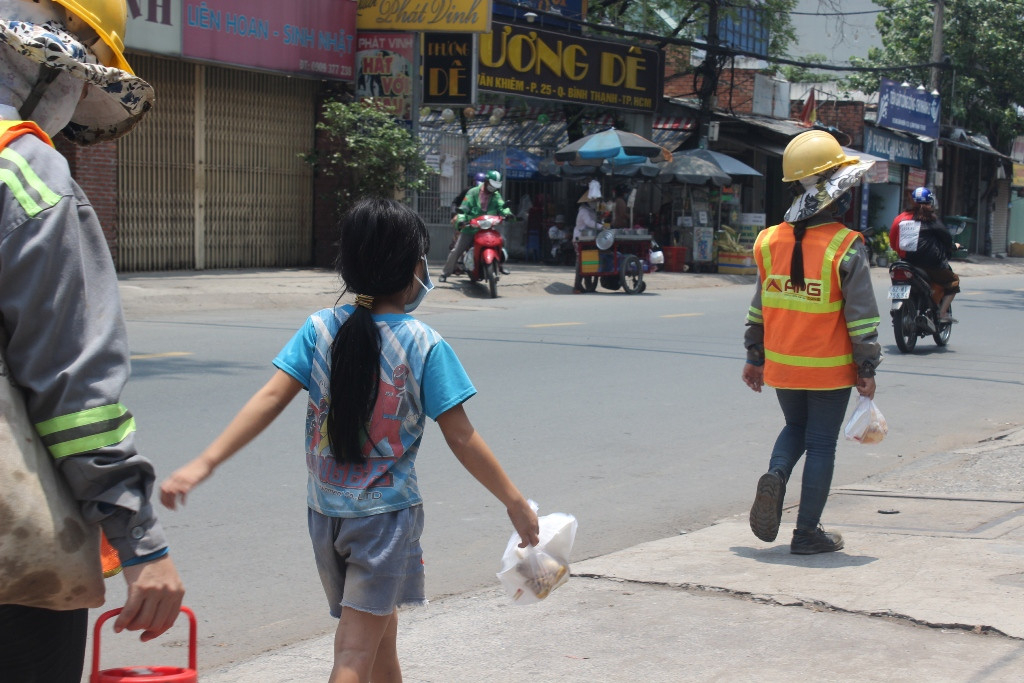 Ca sĩ Sỹ Luân tặng cơm cho người nghèo vượt qua mùa dịch COVID-19 ảnh 12