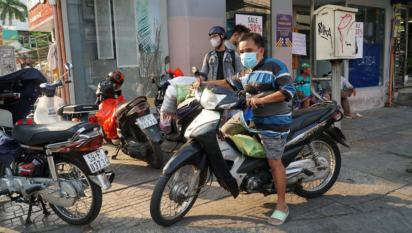 Nhóm bạn trẻ giúp người bán vé số vượt qua dịch COVID-19 ảnh 10