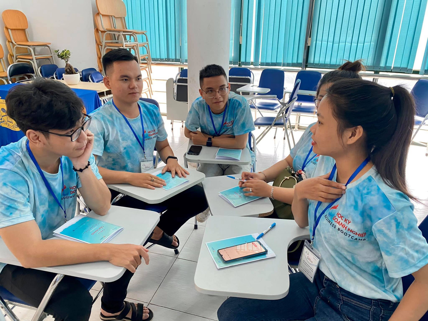 Các trại sinh cùng nhau thảo luận nhóm qua các chuyên đề. Hội Sinh viên tỉnh Đồng Nai tổ chức “Học kỳ Doanh nghiệp 2020” ảnh 2