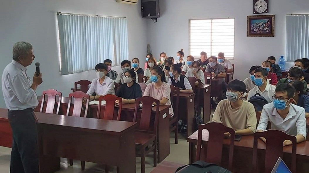 Sinh viên Trường CĐ Y tế Bình Dương xung phong hỗ trợ trong khu cách ly ảnh 1