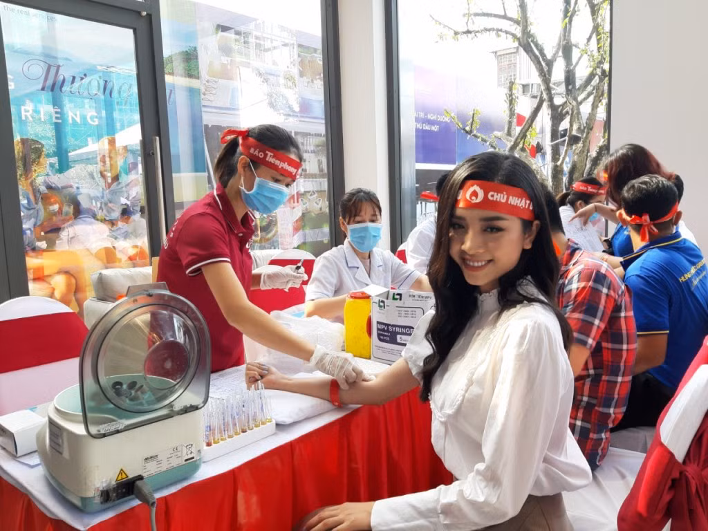 Á hậu Phương Nga và Á hậu Thúy An rạng ngời trong ngày hội hiến máu ảnh 6