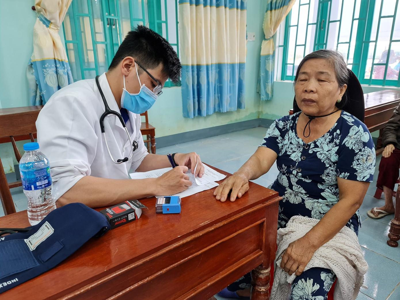 Xắn tay giúp bà con vùng lũ ổn định cuộc sống ảnh 4