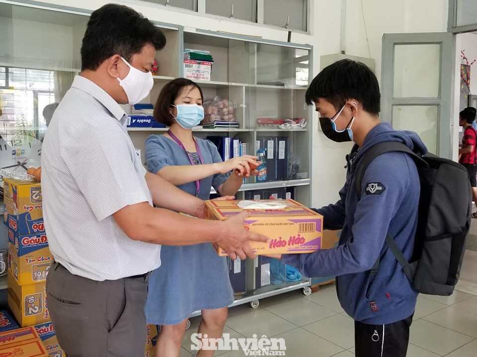 Sinh viên KTX Đại học Sư phạm Kỹ thuật TP.HCM được nhận quà “giải cứu” COVID-19 ảnh 1
