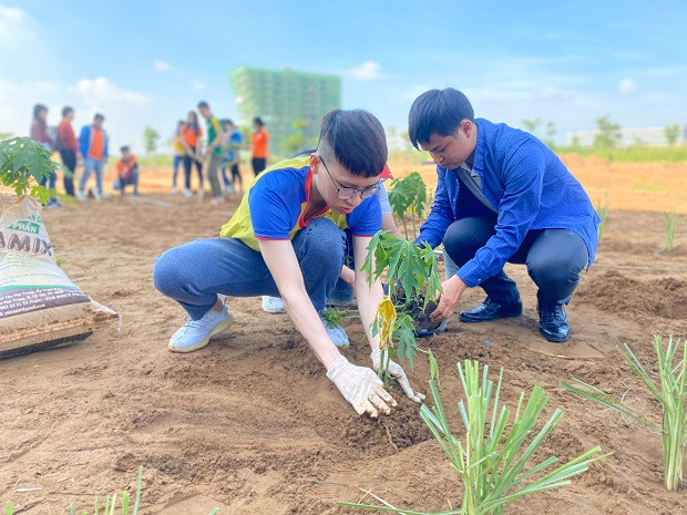 Sinh viên HUTECH hăng hái tham gia công trình “Vườn sinh học HIAS” ảnh 5