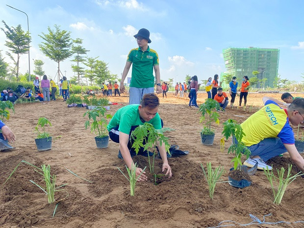 Sinh viên HUTECH hăng hái tham gia công trình “Vườn sinh học HIAS” ảnh 9