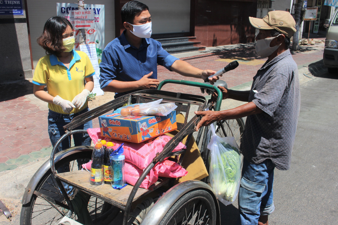 Hội Thiện nguyện Phan Thiết tặng nhiều phần quà cho bà con lao động nghèo ảnh 4