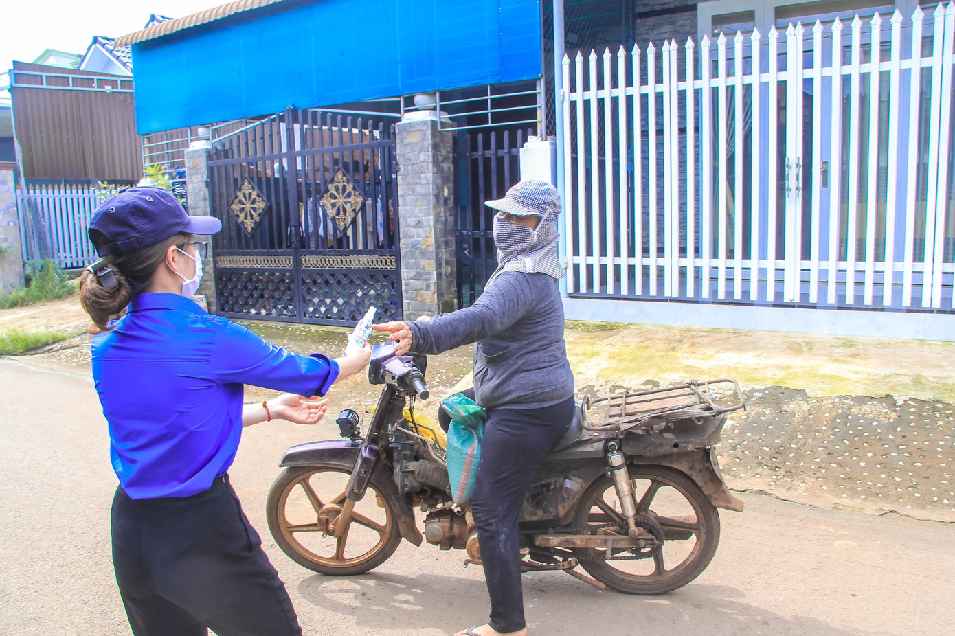 Tuổi trẻ ĐH Công nghệ Miền Đông tích cực chung tay đẩy lùi COVID-19 ảnh 10