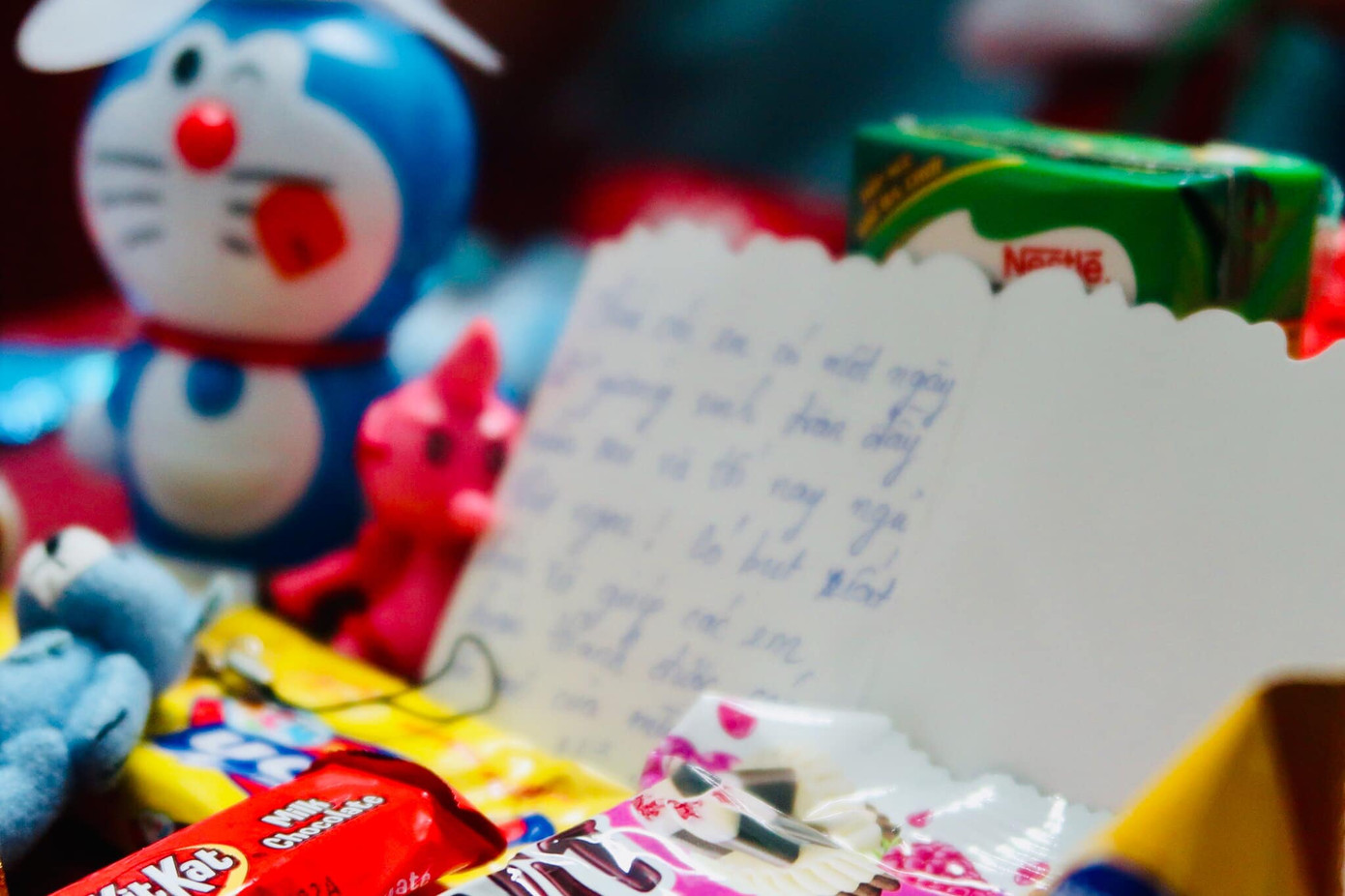 Theo chân ông già Noel mang niềm vui đến các em bệnh nhi ảnh 6