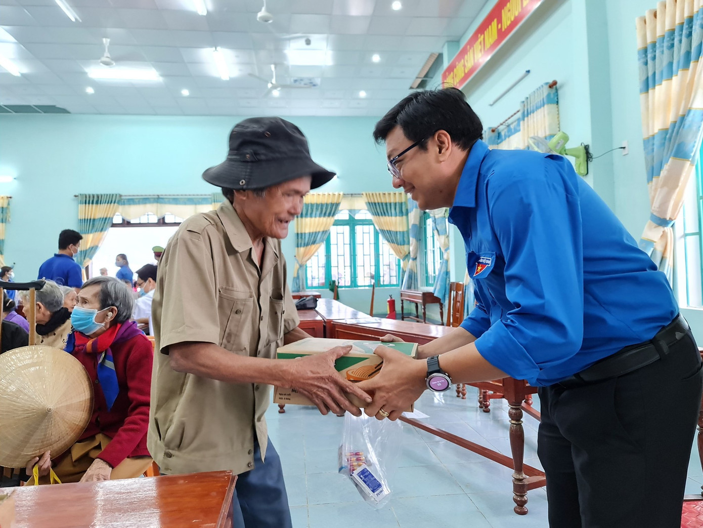 Xắn tay giúp bà con vùng lũ ổn định cuộc sống ảnh 2