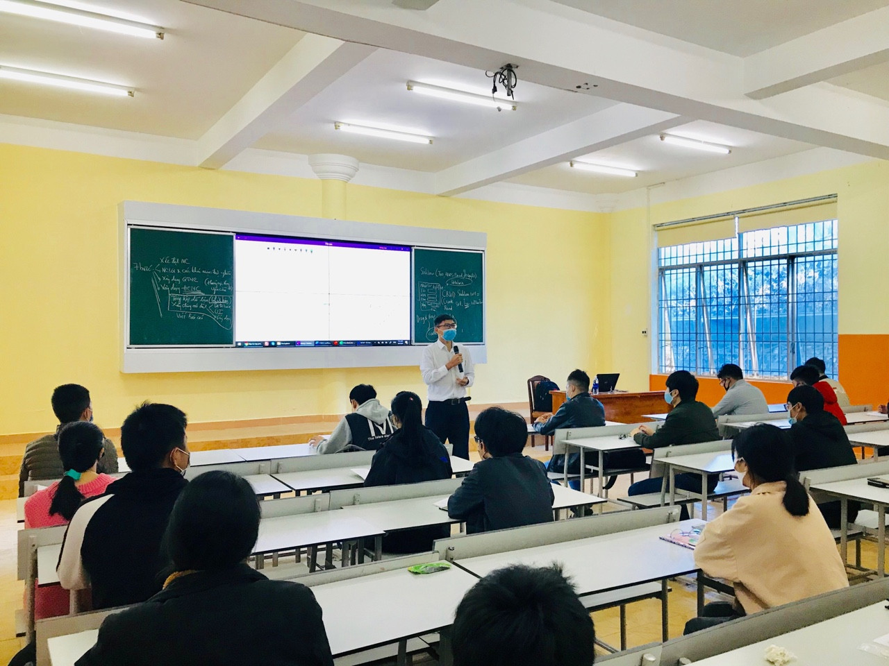 Đoàn trường ĐH Đà Lạt thành lập “Tổ phản ứng nhanh” đón sinh viên ảnh 9