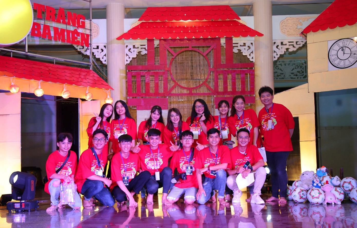 Ngân và nhóm bạn trẻ tham gia tổ chức đêm nhạc gây quỹ ủng hộ đồng bào miền Trung "Sẽ đến cùng Ban Mai". Tổ chức đêm nhạc gây quỹ ủng hộ đồng bào miền Trung ảnh 1