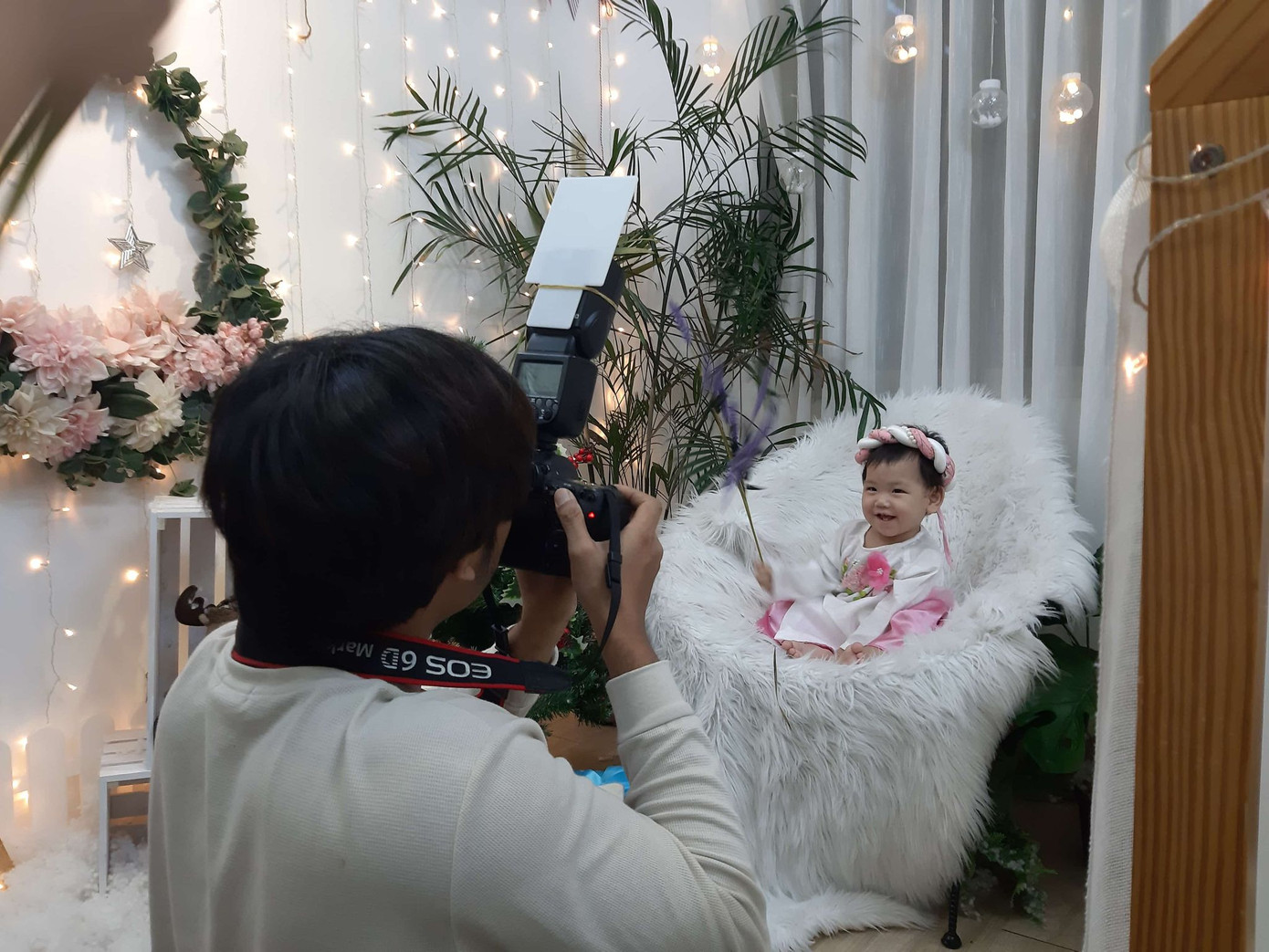 Vũ đang chụp hình cho bé ở studio của mình. Mở studio vì sở thích chụp hình cho bé ảnh 1