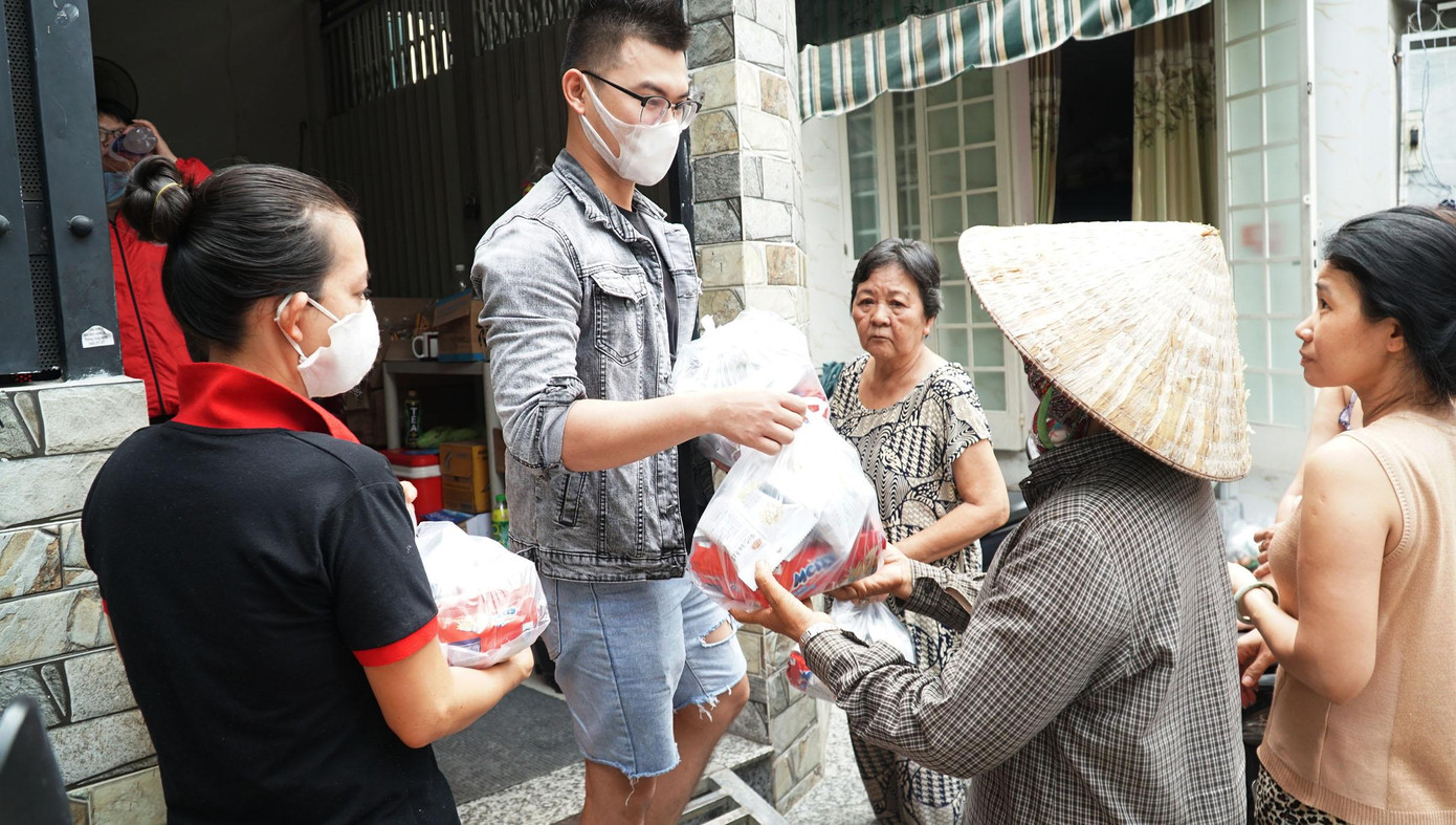 Nhóm bạn trẻ giúp người bán vé số vượt qua dịch COVID-19 ảnh 7