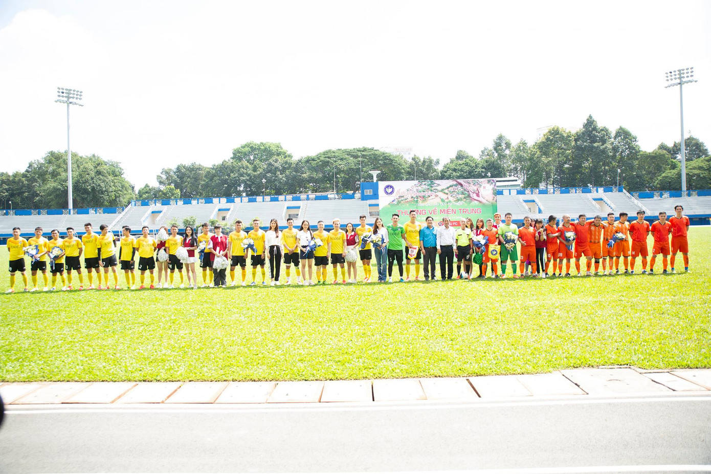 Tổ chức trận bóng nhằm gây quỹ ủng hộ đồng bào miền Trung ảnh 3