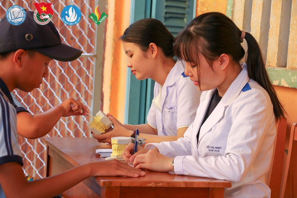 Sinh viên tình nguyện ĐH Y - Dược TP. HCM khám, phát thuốc miễn phí cho người dân Bến Tre ảnh 12