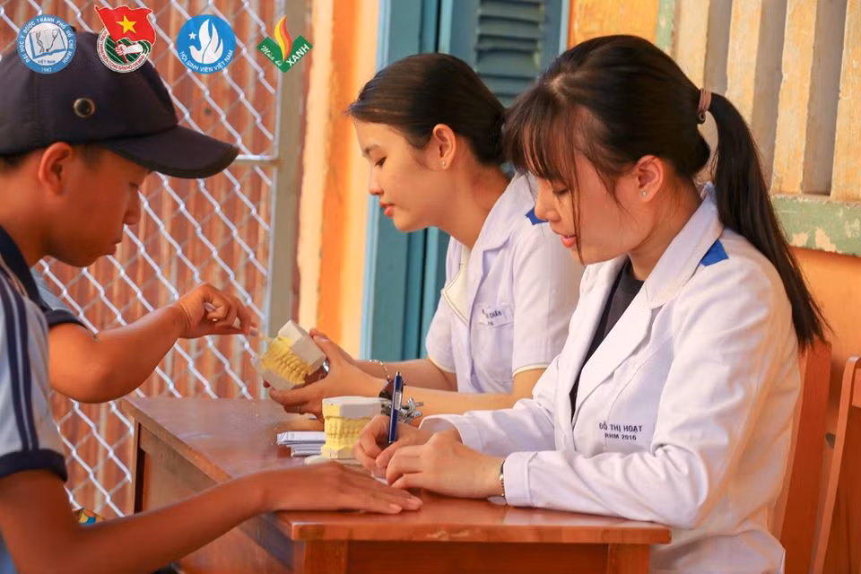 Sinh viên tình nguyện ĐH Y - Dược TP. HCM khám, phát thuốc miễn phí cho người dân Bến Tre ảnh 12