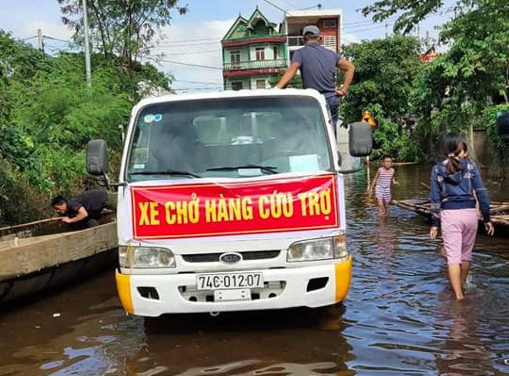 Chia sẻ với bà con vùng lũ miền Trung ảnh 2
