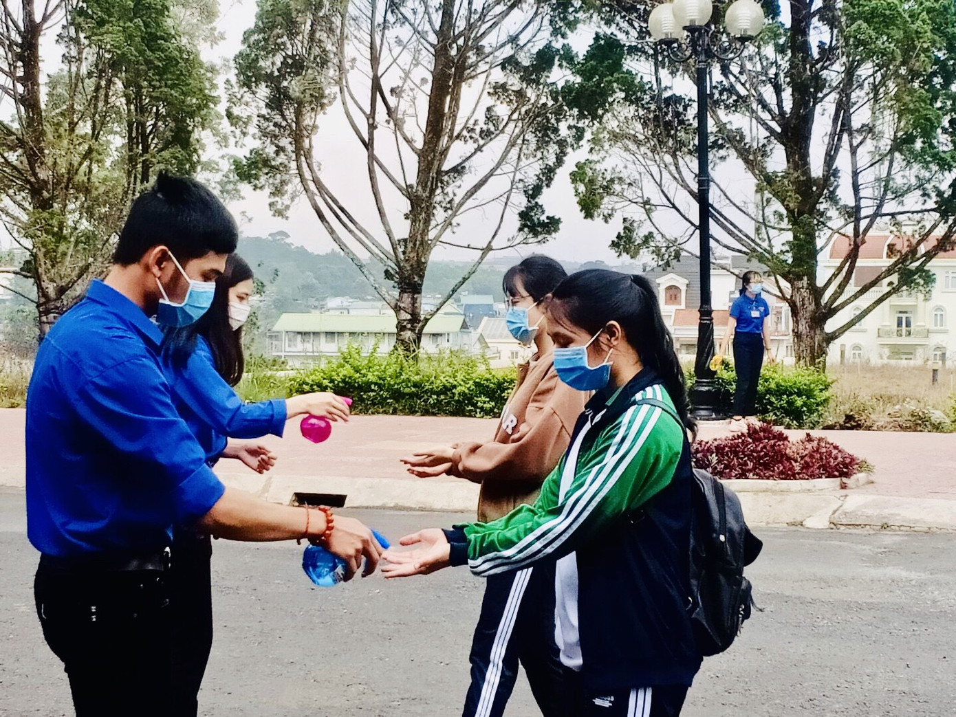 Đoàn trường ĐH Đà Lạt thành lập “Tổ phản ứng nhanh” đón sinh viên ảnh 7