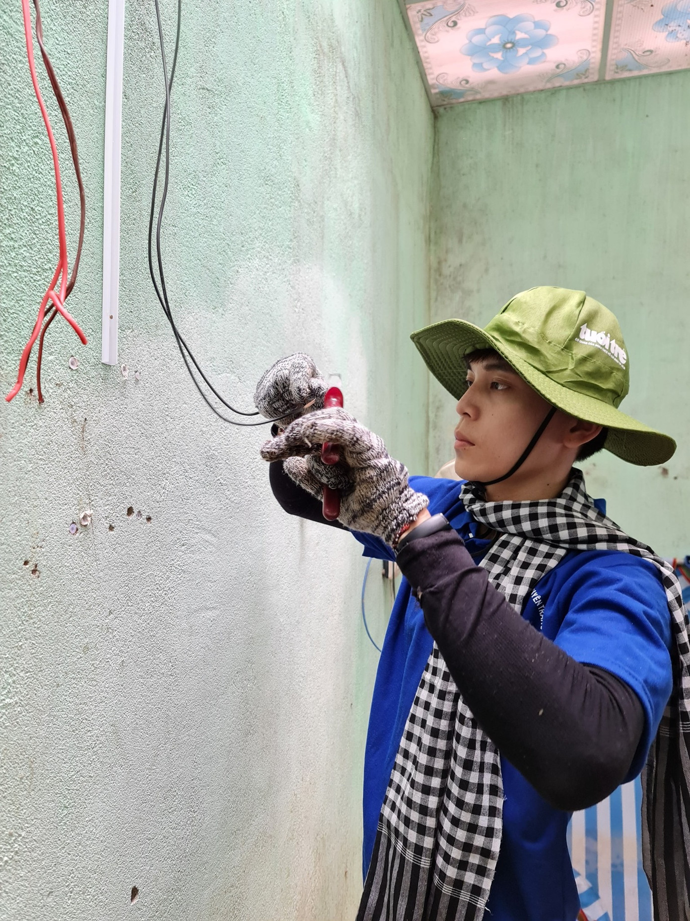 Xắn tay giúp bà con vùng lũ ổn định cuộc sống ảnh 9