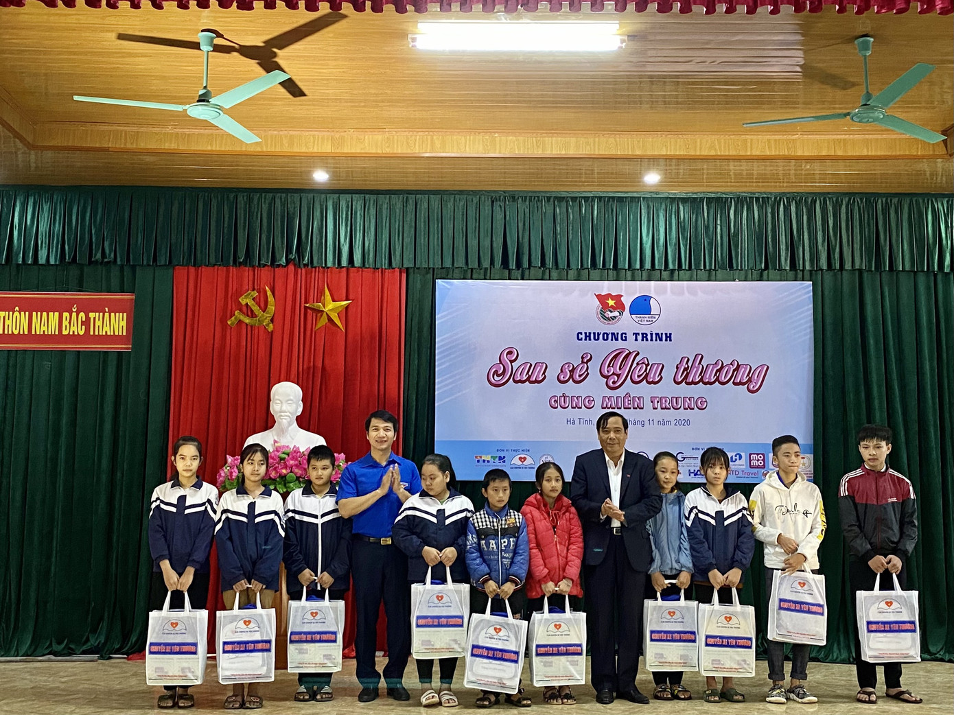 Những chuyến xe “San sẻ yêu thương cùng miền Trung” ảnh 1