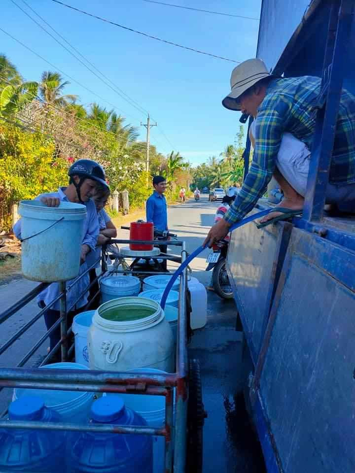 Đội Công tác Xã hội Nhất Tâm tiếp nước sạch cho người dân Bến Tre ảnh 4