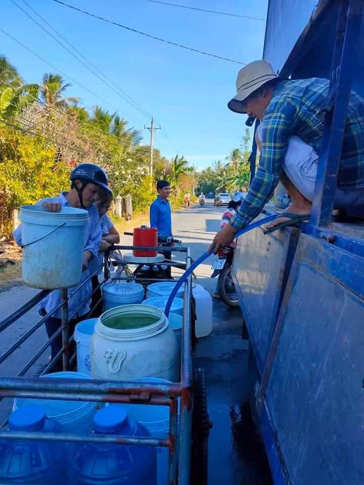 Đội Công tác Xã hội Nhất Tâm tiếp nước sạch cho người dân Bến Tre ảnh 4
