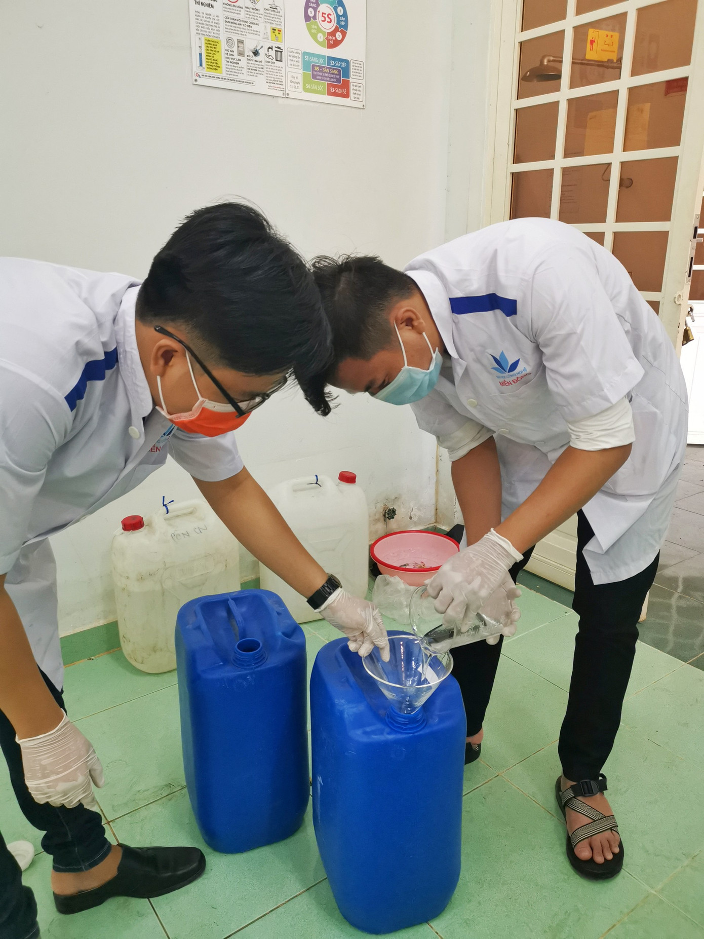 Sản xuất nước rửa tay tặng các trường mầm non ảnh 3