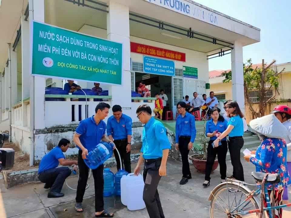Đội Công tác Xã hội Nhất Tâm tiếp nước sạch cho người dân Bến Tre ảnh 1