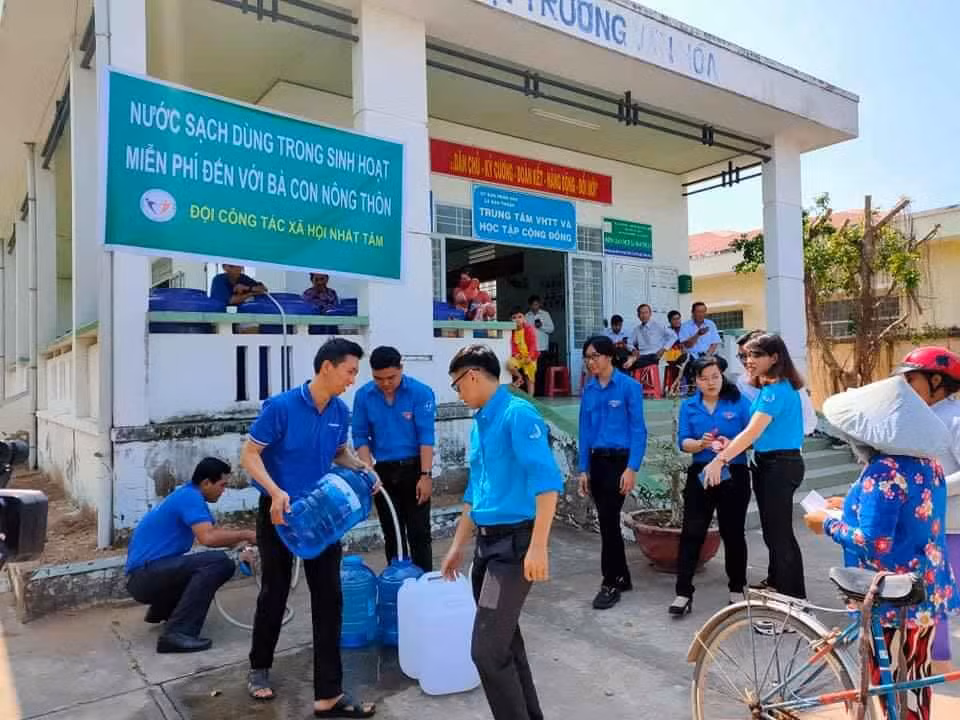 Đội Công tác Xã hội Nhất Tâm tiếp nước sạch cho người dân Bến Tre ảnh 1