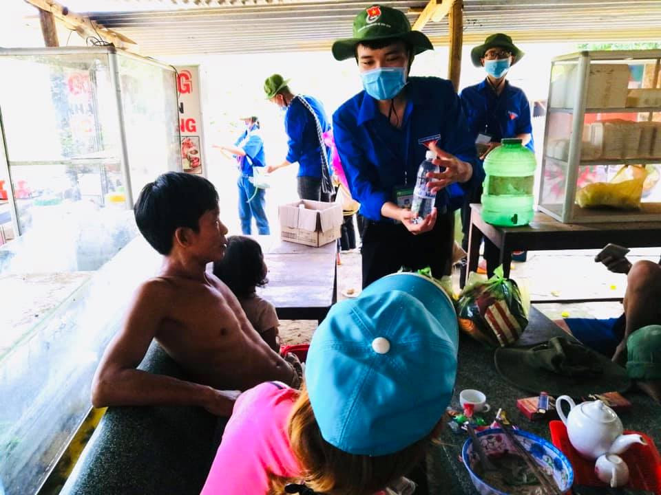 “Tri thức xanh” đến buôn làng tuyên truyền phòng chống dịch COVID-19 ảnh 6