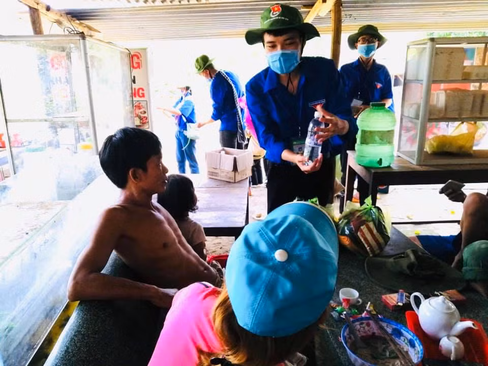 “Tri thức xanh” đến buôn làng tuyên truyền phòng chống dịch COVID-19 ảnh 6