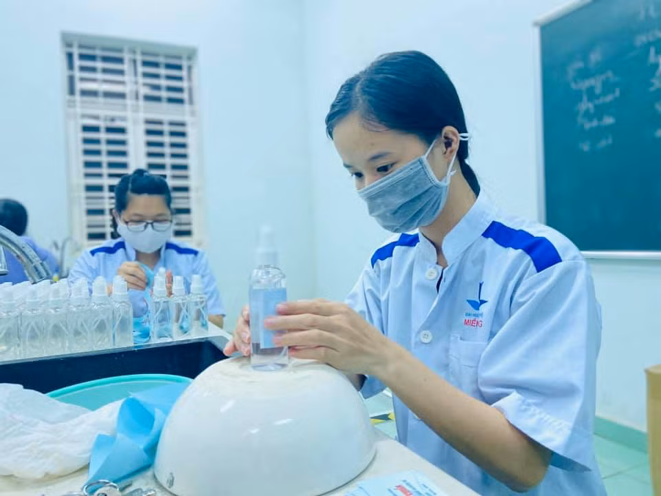 Làm dung dịch sát khuẩn cho chương trình “Thanh niên tình nguyện Hè 2020” ảnh 6