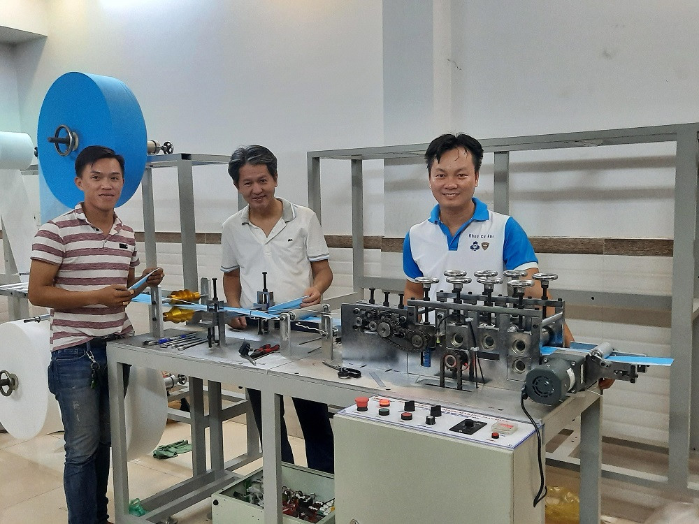 Nhóm giảng viên ĐH Bách khoa TP. HCM chế tạo máy sản xuất khẩu trang y tế ảnh 1