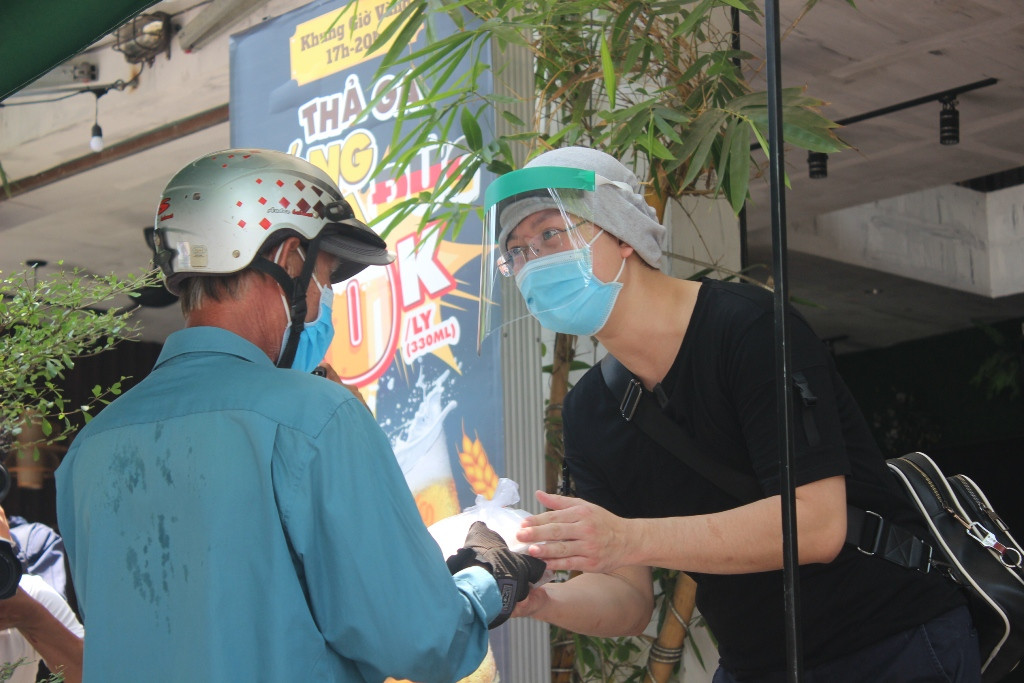 Ca sĩ Sỹ Luân tặng cơm cho người nghèo vượt qua mùa dịch COVID-19 ảnh 8