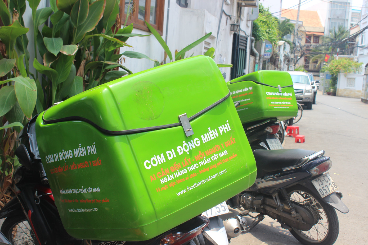 Ca sĩ Sỹ Luân tặng cơm cho người nghèo vượt qua mùa dịch COVID-19 ảnh 16