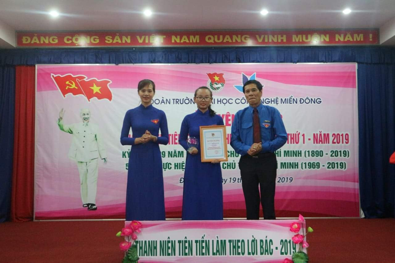 Ngọc nhận danh hiệu "Thanh niên tiên tiến làm theo lời Bác năm 2019" do trường trao tặng. Sao Tháng Giêng Huỳnh Thị Hồng Ngọc: “Để tuổi trẻ của mình không hoài phí” ảnh 2